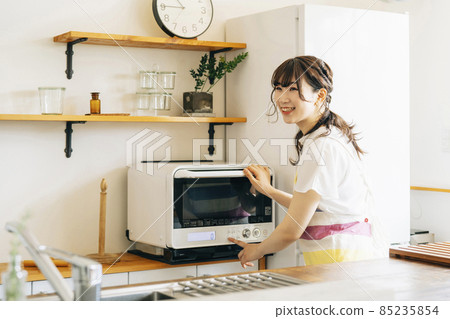 使用微波爐的女性(微笑) 使用微波爐的女性(微笑) 85235854