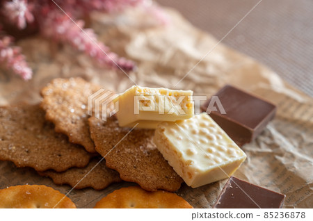 Western confectionery crunch chocolate 85236878