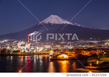 從富士市的田之浦港公園的月光下，可以看到田子浦港和富士山的夜景 85237204