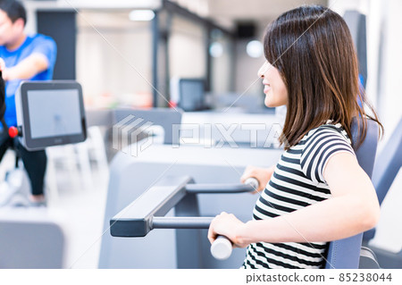 Young woman training in the gym 85238044