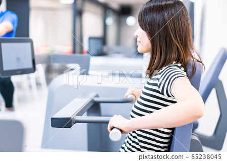 Young woman training in the gym 85238045