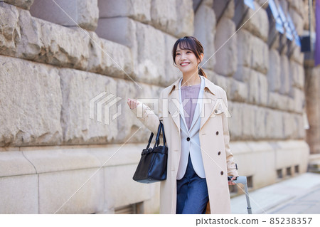 一個提著行李箱的女人 85238357