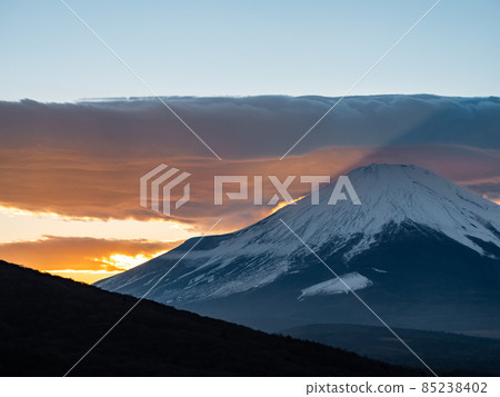 初冬富士山的景色:傘雲和美麗的日落 初冬富士山的景色:傘雲和美麗的日落 85238402