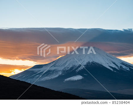初冬富士山的景色:傘雲和美麗的日落 初冬富士山的景色:傘雲和美麗的日落 85238404