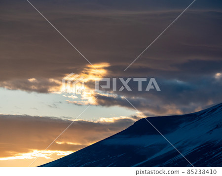 初冬富士山的景色：傘雲和美麗的日落 85238410