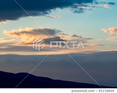 Evening view of the plateau: A dynamic view of clouds and the setting sun Evening view of the plateau: A dynamic view of clouds and the setting sun 85238604