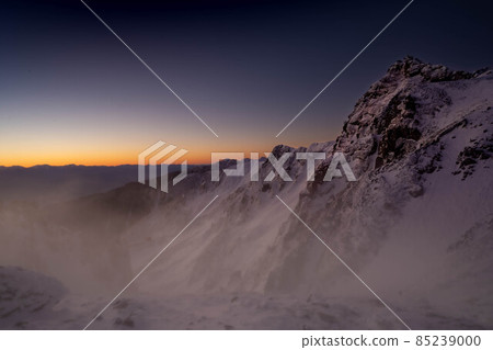 雪妝黎明前的寶劍山 85239000