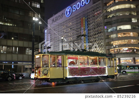 廣島電鐵電車 28 200 型 238 號聖誕列車 廣島電鐵電車 28 200 型 238 號聖誕列車 85239216