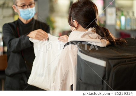 亞裔女性接受送餐 85239334
