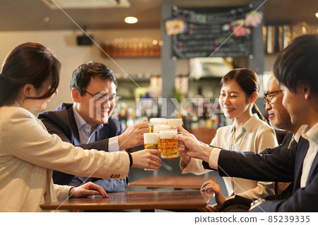 Business person toasting at a banquet Business person toasting at a banquet 85239335