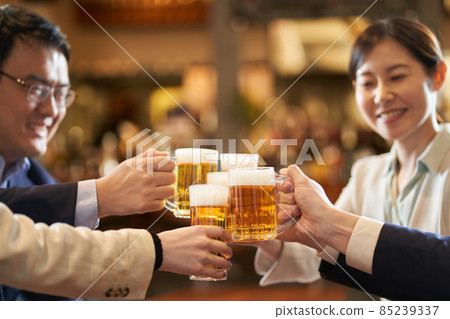 商務人士在宴會上敬酒 85239337