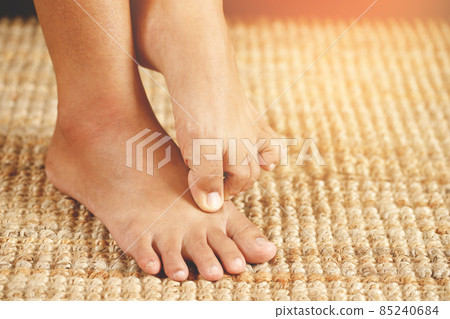 Fungal foot itching caused by biting feet 85240684