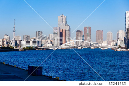 Kachidoki Bridge（東京都港區）從竹芝碼頭橫跨東京晴空塔和隅田川 85241585