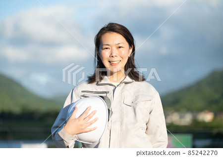 注意安全！有一個中年女性的複制空間，身著老牌工作服，有一種似乎是委託給現場的穩重感 85242270