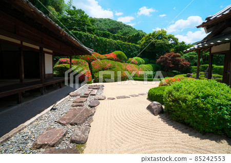 [Setouchi 33 Kannon Sacred Ground] No. 13 Raikyu-ji Garden, Dry Garden and Satsuki Blooming Qinghai Wave 1 Takahashi City, Okayama Prefecture 85242553