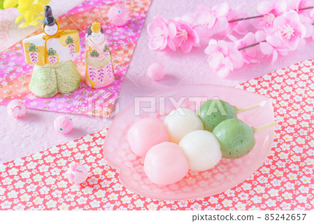 賞花餃子(三色餃子)和立雞的女兒節背景 賞花餃子(三色餃子)和立雞的女兒節背景 85242657