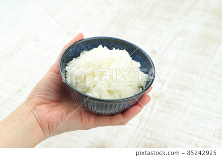 用餐禮儀：不正確的拿碗方式 85242925