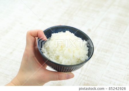 用餐禮儀:不正確的拿碗方式 用餐禮儀:不正確的拿碗方式 85242926
