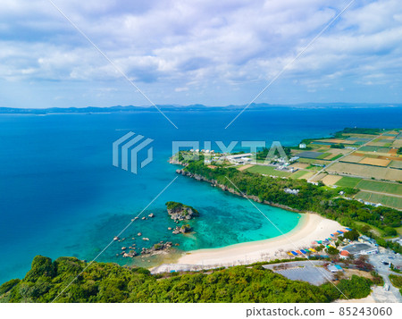 [Okinawa / Aerial] Aerial view of Ikei Beach, Okinawa Prefecture 85243060