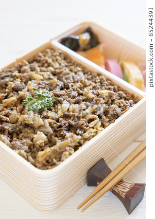 美味的牛肉飯盒 85244391