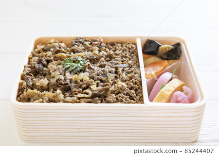 Delicious beef lunch box 85244407