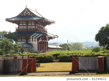 奈良市平城宮遺址復原的朱雀門和遺跡 85244672