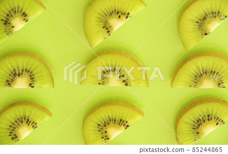Kiwi with sliced skin 85244865