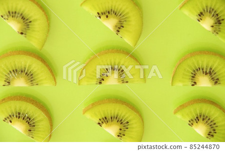 Kiwi with sliced skin 85244870