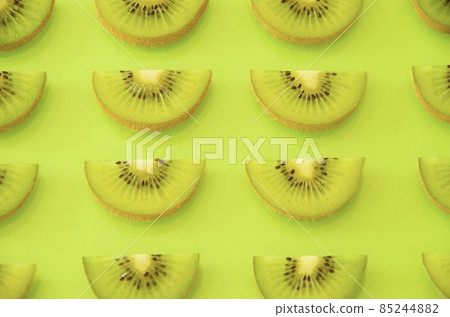 Kiwi with sliced skin 85244882