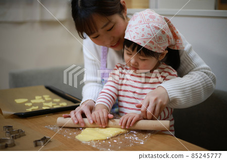 Parents and children making sweets 85245777