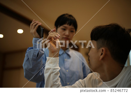 婦女接男人的智能手機 婦女接男人的智能手機 85246772
