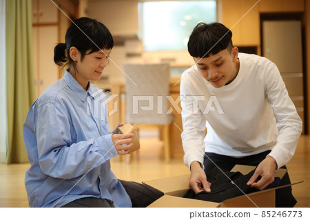 夫婦在包裝工作 夫婦在包裝工作 85246773