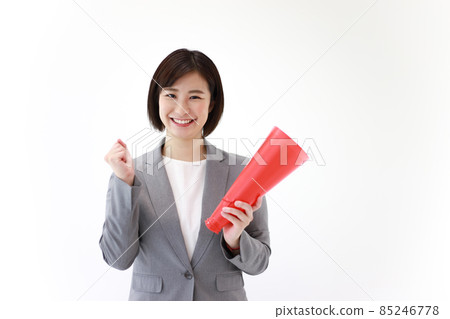 一個女人拿著擴音器和歡呼 一個女人拿著擴音器和歡呼 85246778