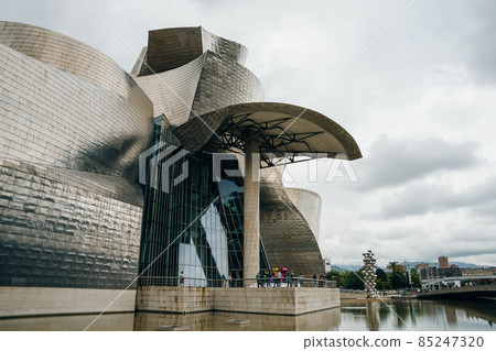 BILBAO, SPAIN - sep, 20121 Guggenheim Museum BILBAO, SPAIN - sep, 20121 Guggenheim Museum 85247320
