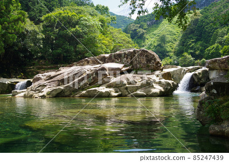 日本三重縣魚堀溪日本領先的透明度，銚子川上游，清澈的溪流，河流遊樂場 85247439