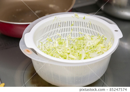 Drain the cabbage with a colander Drain the cabbage with a colander 85247574