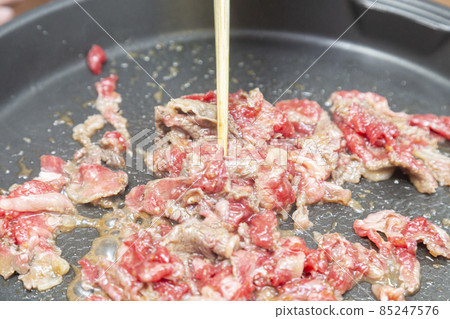 在熱板上煎牛肉 在熱板上煎牛肉 85247576