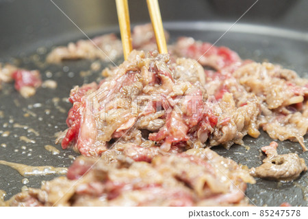 Fry the beef on a hot plate 85247578