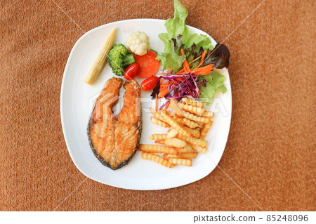 grilled salmon, roasted salmon with French fries 85248096