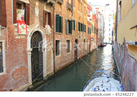[Venice] Cityscape waterway 85248227