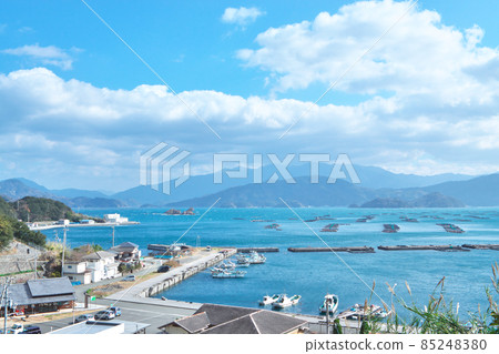 被島嶼環繞的漁港 被島嶼環繞的漁港 85248380