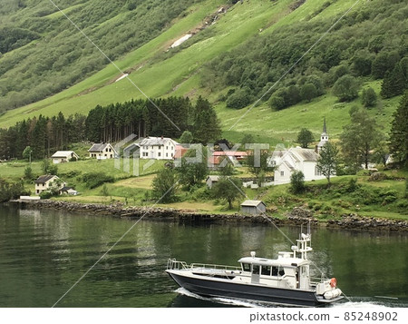 挪威松恩峽灣沿岸的村莊和小船 85248902