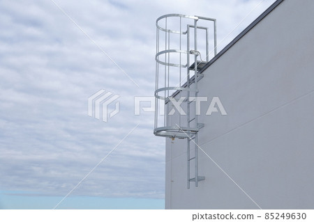 A ramp ladder with a back basket A ramp ladder with a back basket 85249630