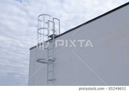 A ramp ladder with a back basket 85249631