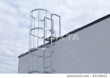 A ramp ladder with a back basket A ramp ladder with a back basket 85249632