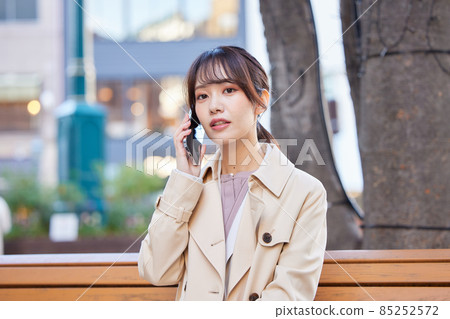 Women calling on the bench Women calling on the bench 85252572