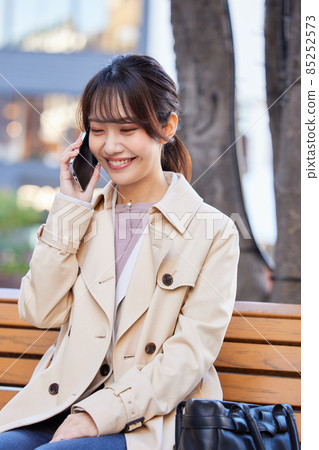婦女在長凳上呼喚 婦女在長凳上呼喚 85252573