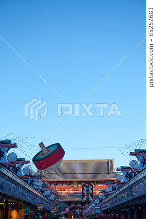 Early winter in the precincts of Sensoji Temple waiting for the New Year 85252681
