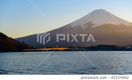 黃昏時從富士湖和河口湖的岸邊欣賞美景 黃昏時從富士湖和河口湖的岸邊欣賞美景 85254062