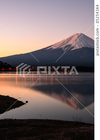 Upside down view of dawn from Mt. Fuji and Lake Kawaguchi 85254164